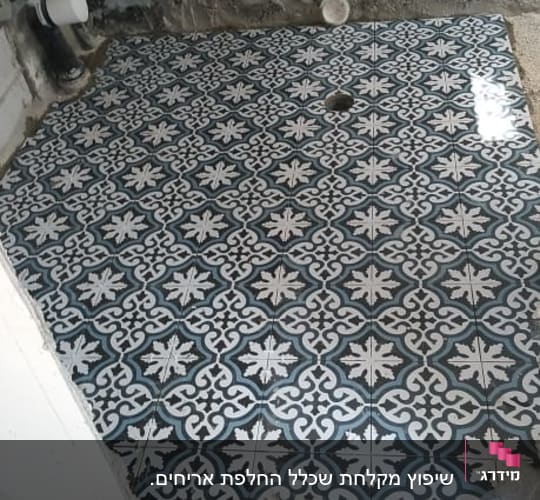ריצוף חדש עם אריחים מעוצבים בתהליך שיפוץ